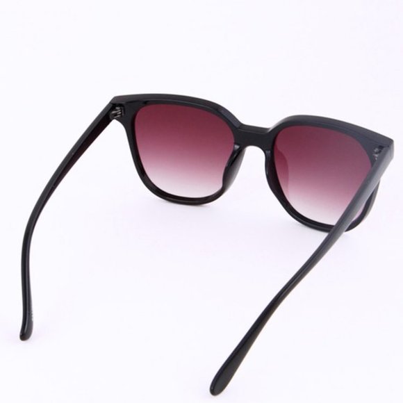 Cute sunnies with gold bee accents - Picture 3 of 5